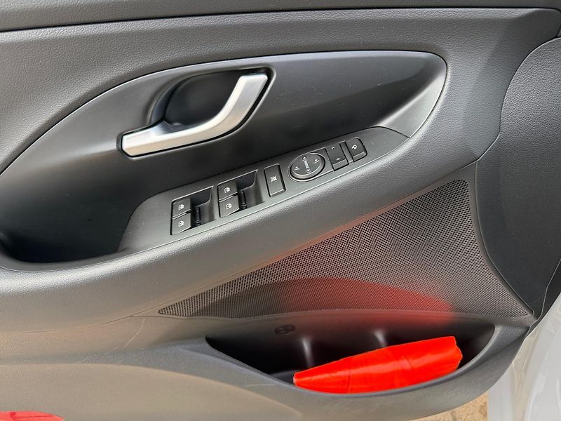 Hyundai i30 (2024) 1,0 T-GDi 74 kW SMART - fotka 14 z 23