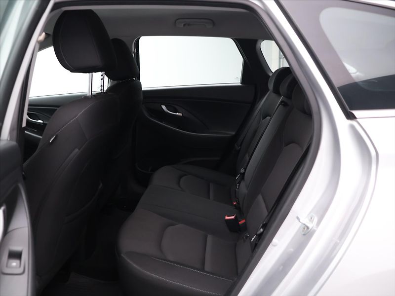 Hyundai i30 1,4 T-GDI 103kW DCT Navi LED - fotka 14 z 32