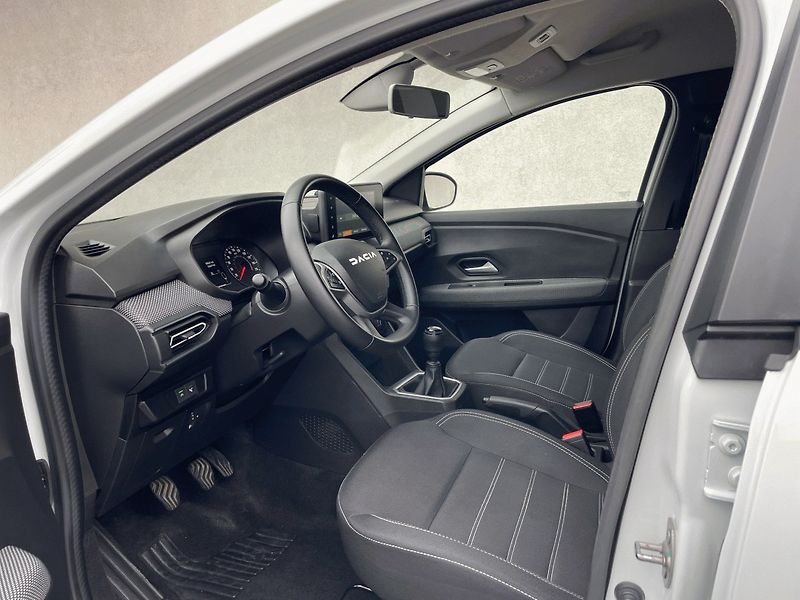 Dacia Jogger (2023) Expression 1,0TCe 100k 7míst - fotka 17 z 18
