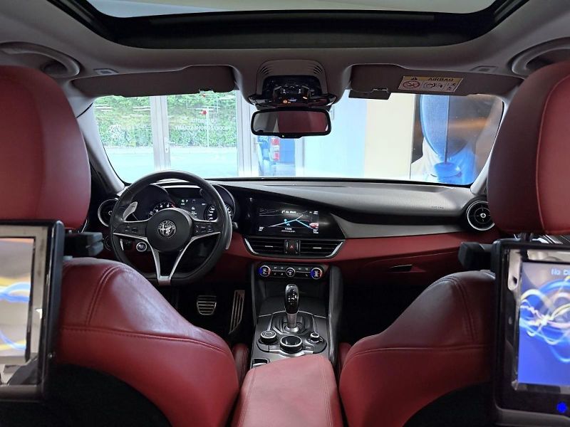 Alfa Romeo Giulia (2017) 2.0 T 280k AT8 ZF Q4 4x4 Veloc - fotka 17 z 20