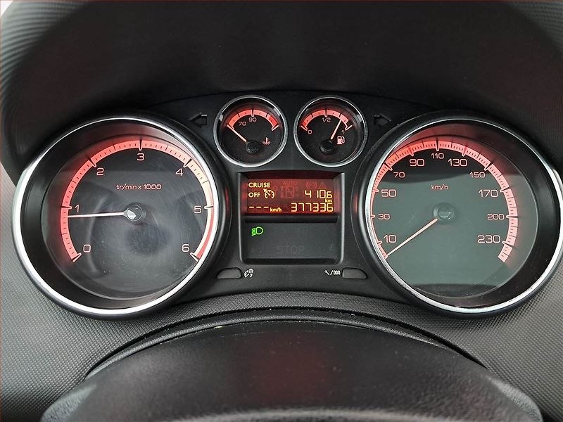 Peugeot 308 (2012) 1.6 HDi, 7 míst, jezdí výborně - fotka 11 z 17