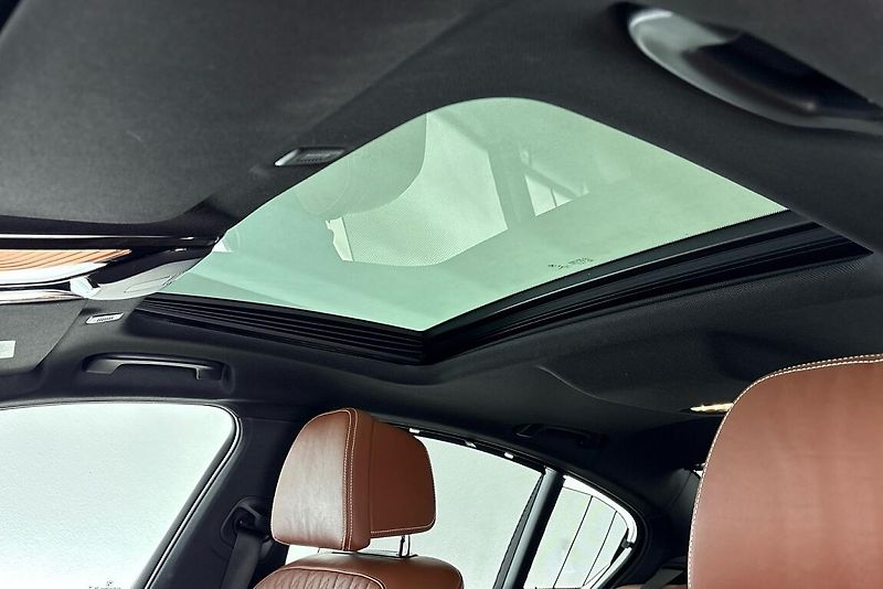 BMW Řada 5 540d xDrive - fotka 15 z 27