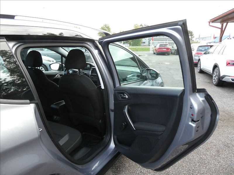 Peugeot 2008 1,2 PureTech 81kW AUTOMAT, ČR - fotka 23 z 38