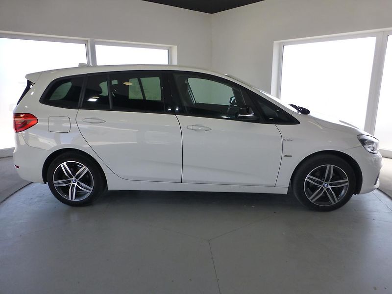 BMW Řada 2 (2016) 2,0D*NAVI*ALU*VYHŘ.SED*M.PAKET - fotka 4 z 31