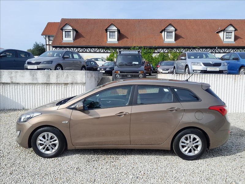 Hyundai i30 1,4i16V 73kW - fotka 4 z 48