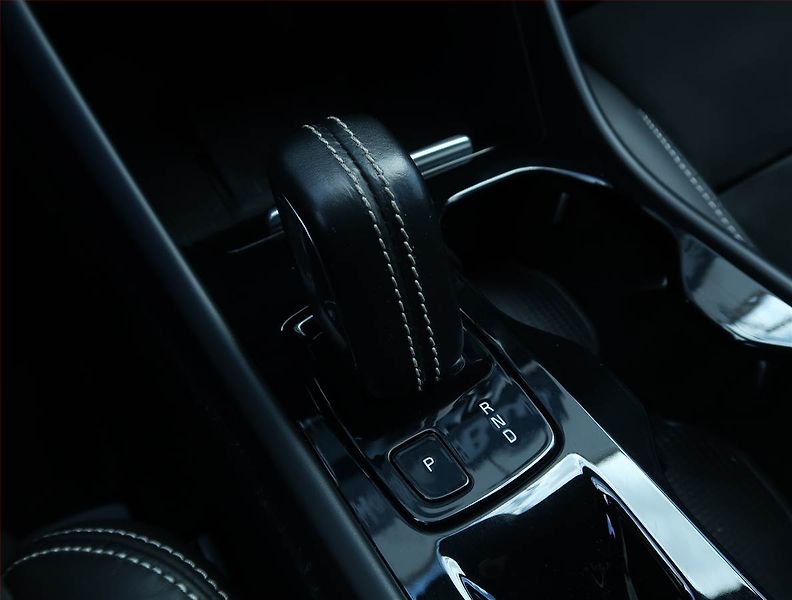 Volvo XC40 (2019) R-Design D4 AWD - fotka 13 z 27
