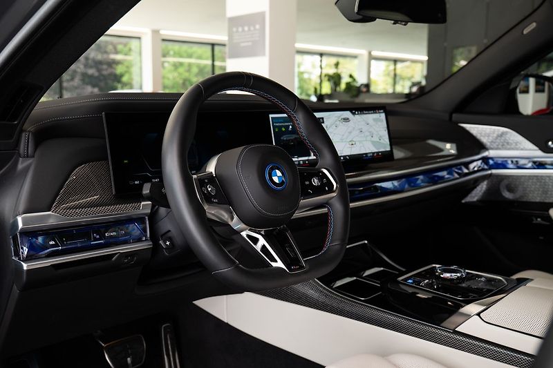 BMW Ostatní M70 xDrive Bower&Wilkins Diamo - fotka 6 z 23