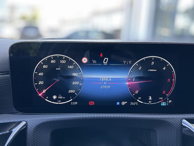 Mercedes-Benz Třídy A 200d AMG - fotka 17 z 26