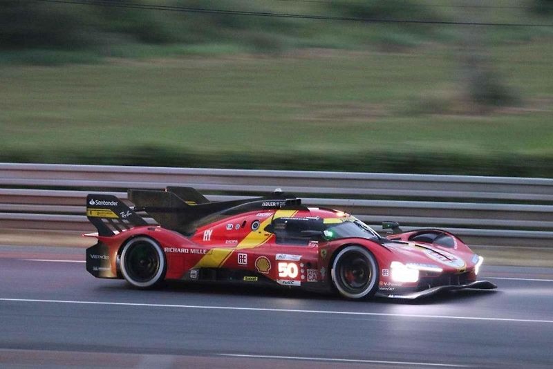 Zážitek na celý život si z jubilejního závodu 24 hodin Le Mans odvezli automodeláři z Mostu. Malé a velké Porsche podruhé.