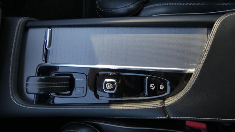 Volvo XC90 B5 AWD R-Design - fotka 16 z 25