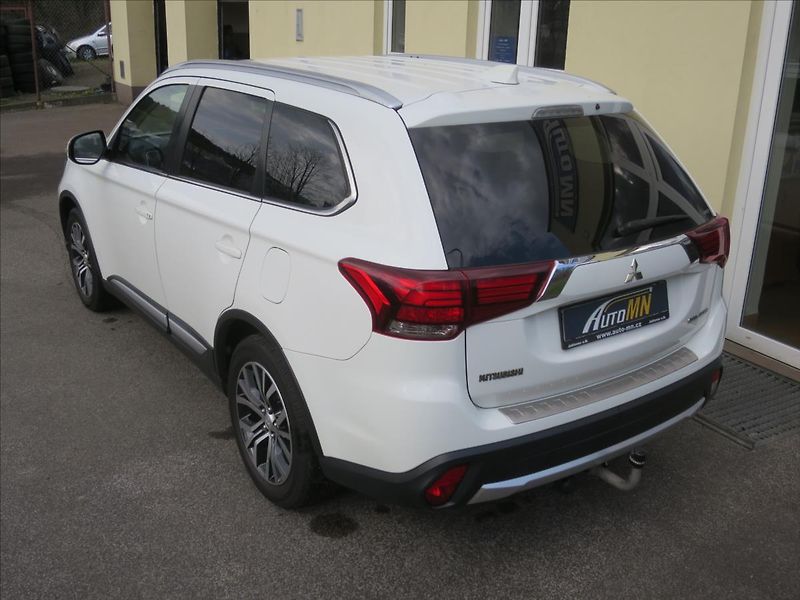Mitsubishi Outlander 2,2  Di-D Editio+ Aut. - fotka 6 z 27