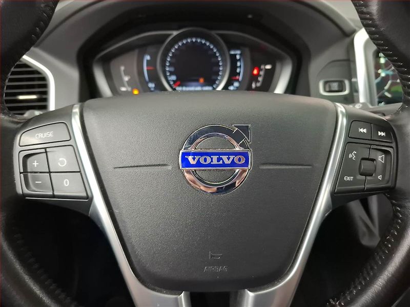 Volvo XC60 (2016) D3, Automat, Kůže, Navi - fotka 17 z 19