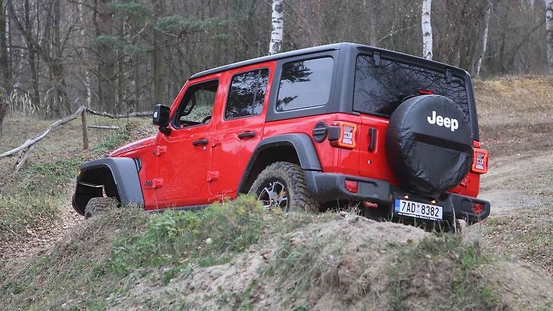 Ve standardním provedení umí nový Wrangler projet až 76 cm hluboký brod. Jednoduchým zvýšením sání z něj ale uděláte ponorku.