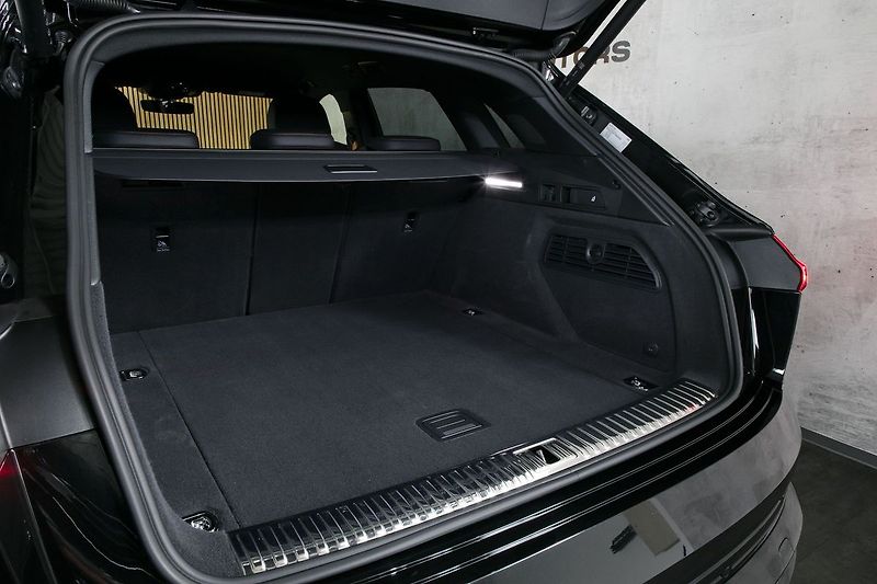 Audi e-tron 55 300kW S-line BlackEdi NV TZ - fotka 41 z 44