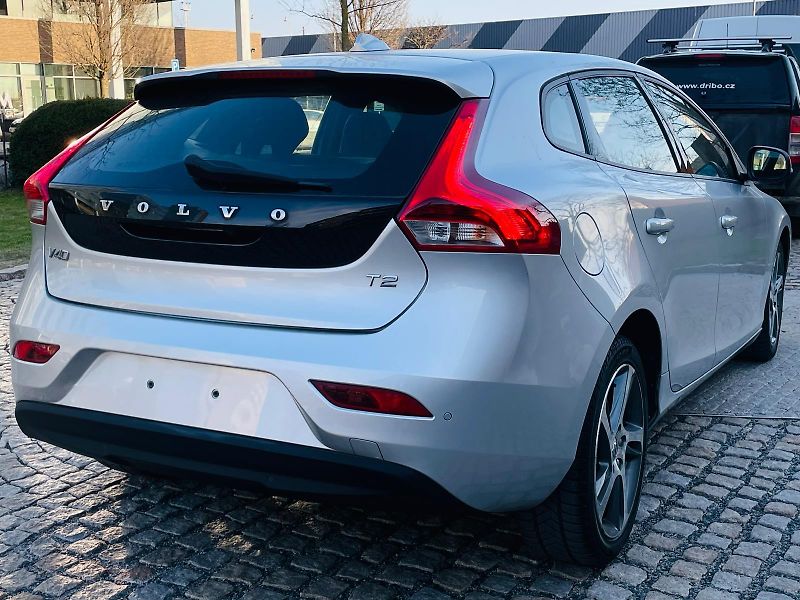 Volvo V40 2.0i MANUÁL KAMERA SERVISKA - fotka 12 z 45