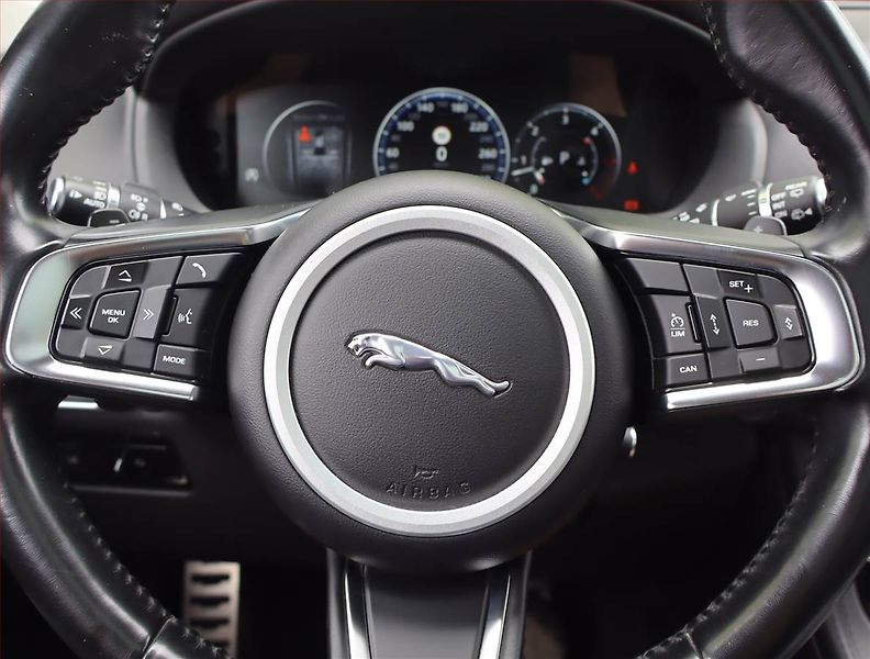 Jaguar F-Pace (2018) 30d AWD, 4X4, Automat - fotka 19 z 21