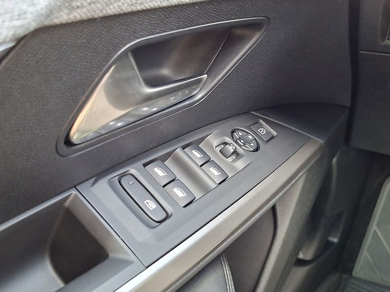 Peugeot 3008 ALLURE HYBRID 145k e-DCS6 - fotka 29 z 29