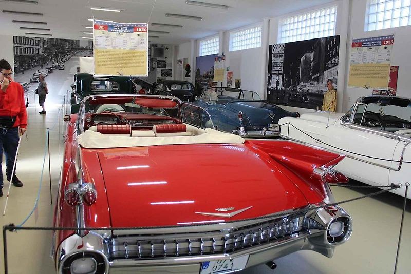 Příď vozu Cadillac Fleetwood Series 60 z roku 1947.