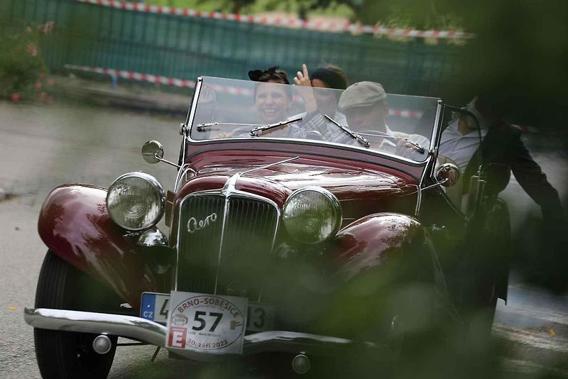 Na akci Jízda do vrchu a výstava historických vozidel se představilo na tři sta automobilů a motocyklů.