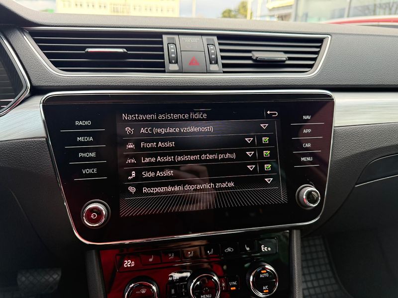 Škoda Superb Ambition 1.4 TSi 160kw Combi P - fotka 14 z 24