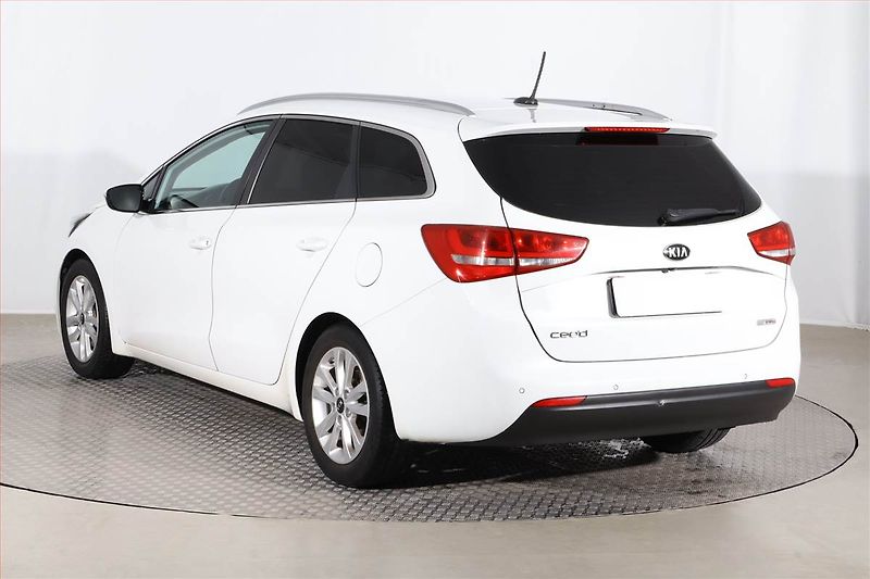 Kia Ceed (2017) Silver 1.6 GDI, Navi, Tempomat - fotka 4 z 23