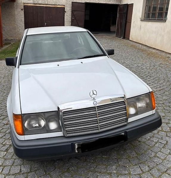 Mercedes-Benz 124 (1989) - fotka 2 z 8
