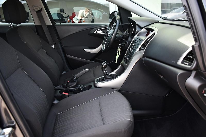Opel Astra 1.7CDTi SPORTS TOURER - fotka 17 z 31