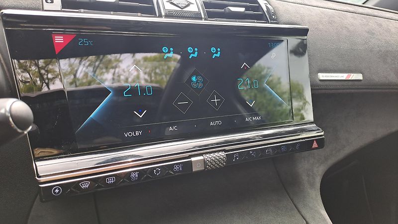 DS Automobiles DS7 Crossback E-Tense 4x4 PERFORMANCE Line - fotka 25 z 27