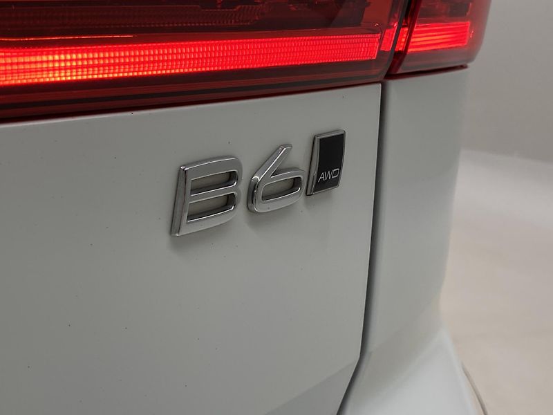 Volvo XC60 B6 AWD R-DESIGN AUT  - fotka 39 z 52
