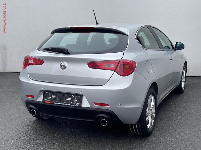 Alfa Romeo Giulietta (2011) 2.0 JTD, Distinctive, xenon - fotka 4 z 21