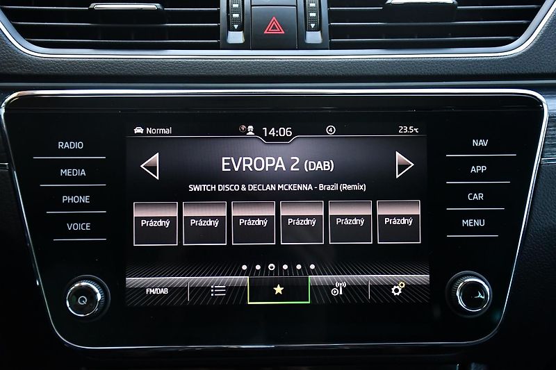 Škoda Superb 2.0TDi 147kW STYLE  NTOP TAŽNÉ - fotka 30 z 45