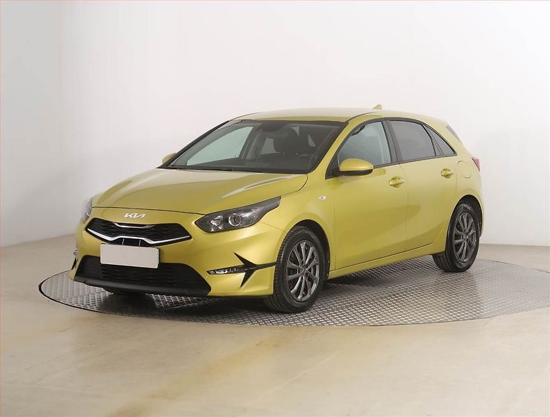 Kia Ceed (2022) Silver 1.5 T-GDI, Serv.kniha - fotka 2 z 17