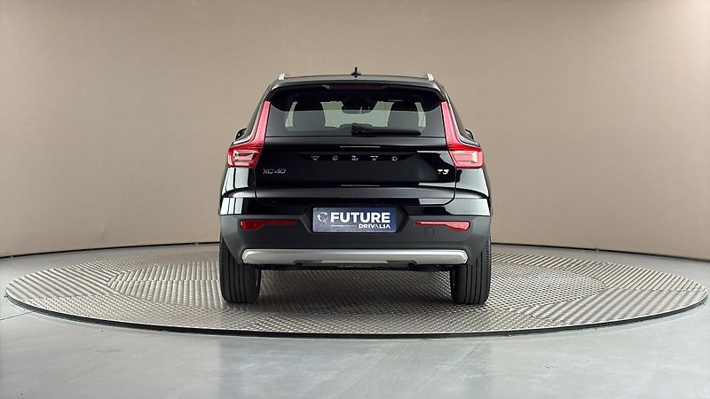 Volvo XC40 2.0 T3 AUT Momentum Pro - fotka 5 z 27