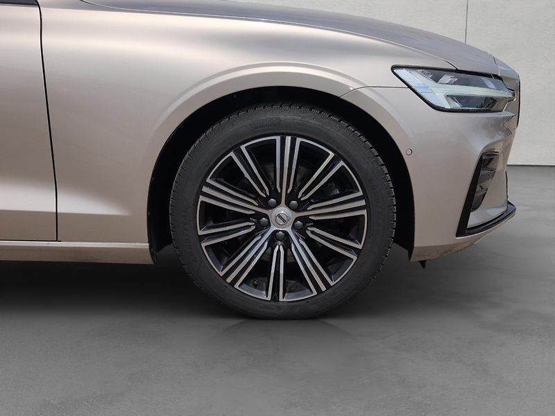 Volvo V60 B4 Plus Dark - fotka 25 z 27