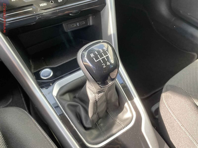 Volkswagen T-Roc (2022) 1.0 TSi, Life, LED, kamera - fotka 16 z 18