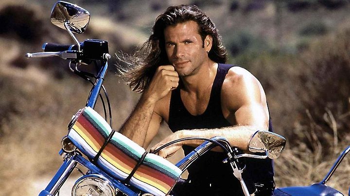 Herec Lorenzo Lamas s motocyklem Harley Davidson Springer Softail, jako Reno Raines, hlavní protagonista seriálu Odpadlík.