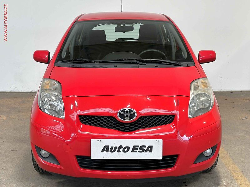 Toyota Yaris (2010) 1.0 i, ČR, STK10/28, AC - fotka 2 z 15