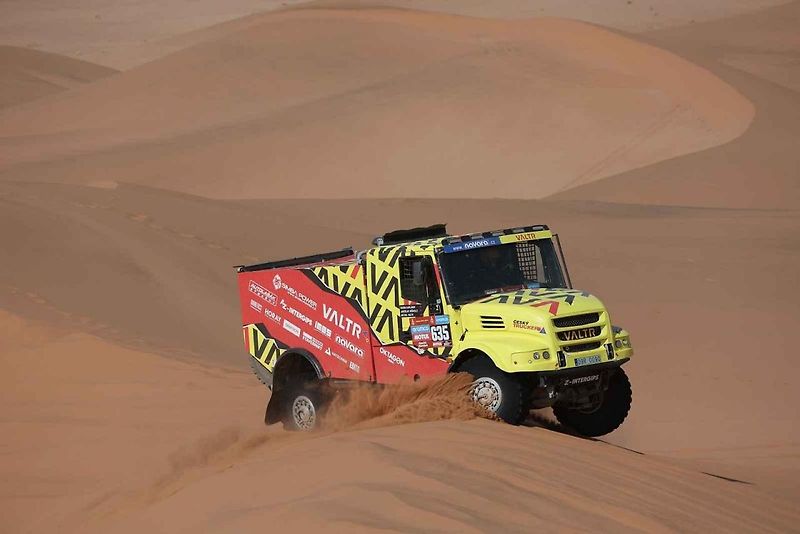 Účastníci Rallye Dakar zdolávají obrovské duny