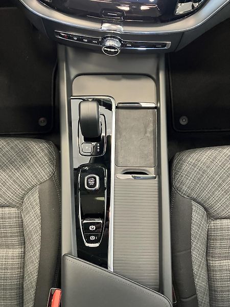 Volvo XC60 T6 eAWD Recharge Core, PANO - fotka 18 z 42