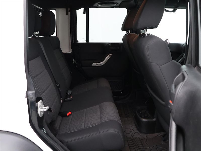 Jeep Wrangler 2,8 CRD 147 kW Unlimited Sport - fotka 13 z 33