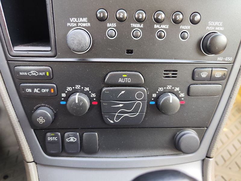 Volvo XC70 D5 2.4/120kW - fotka 17 z 26