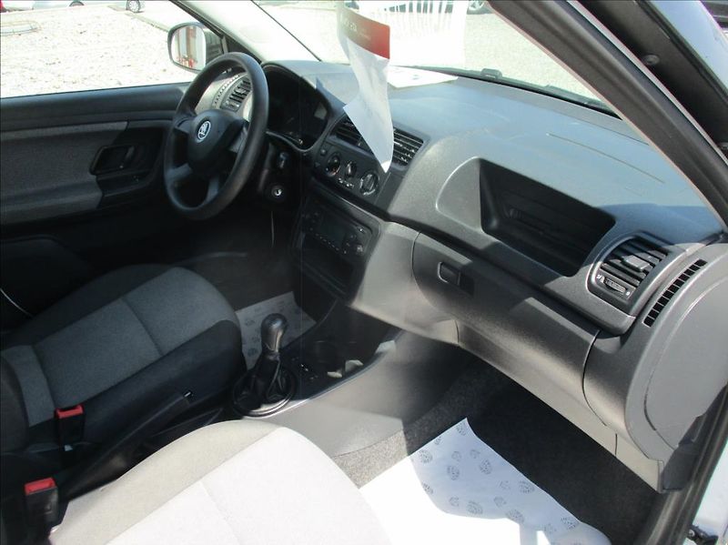 Škoda Fabia 1,2 TSi, klimatizace,serviska, - fotka 9 z 39