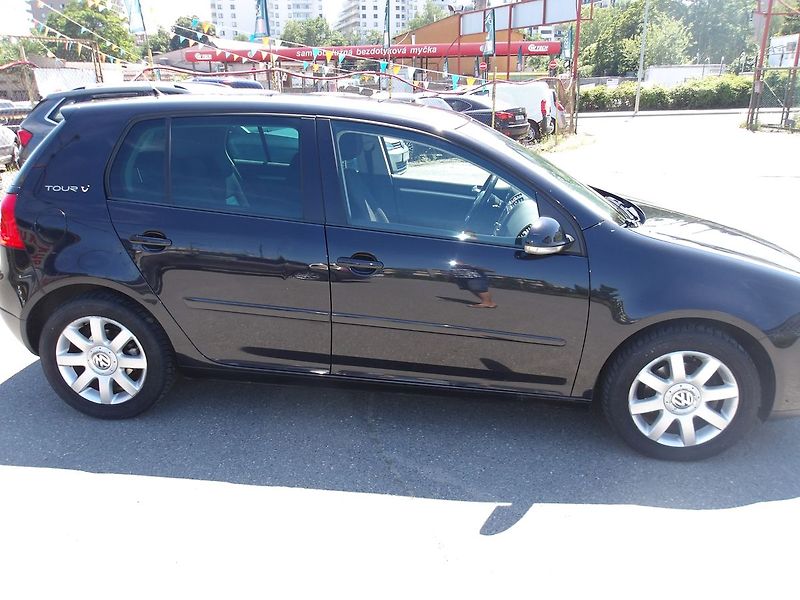 Volkswagen Golf 1,4i 16V KLIMA,VÝHŘEVY,ŠÍBR ! - fotka 4 z 26