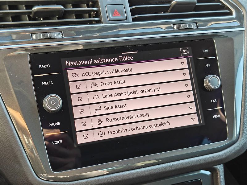 Volkswagen Tiguan Elegance 7DSG 1,5TSI - fotka 16 z 23