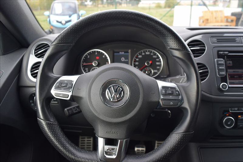 Volkswagen Tiguan 2,0 TDi 81KW R-LINE - fotka 30 z 51