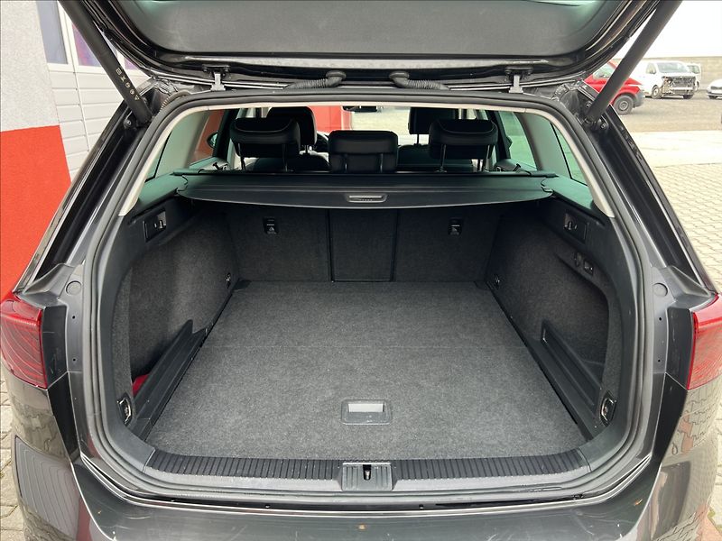 Volkswagen Passat 2,0 TDi DSG ELEGANCE MATRIX - fotka 14 z 36