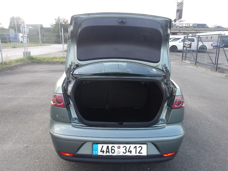 Seat Cordoba 1,2i ČR 2.MAJITEL ! - fotka 22 z 29