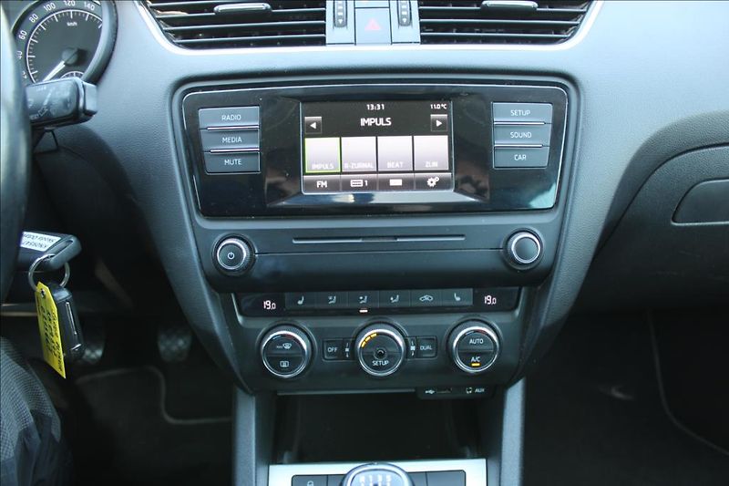 Škoda Octavia 1,4 TSi  EDITTION, XENONY - fotka 19 z 27