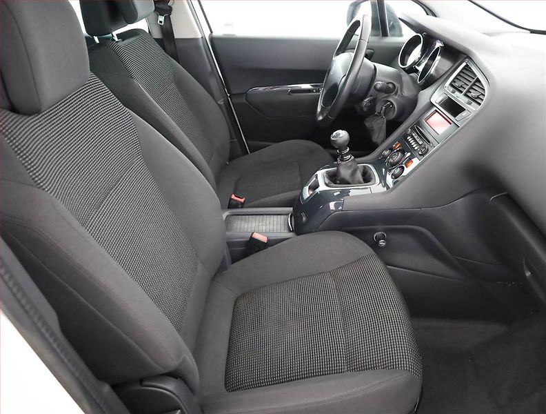 Peugeot 5008 (2014) 2.0 HDI, 7 míst, Serv.kniha - fotka 7 z 16