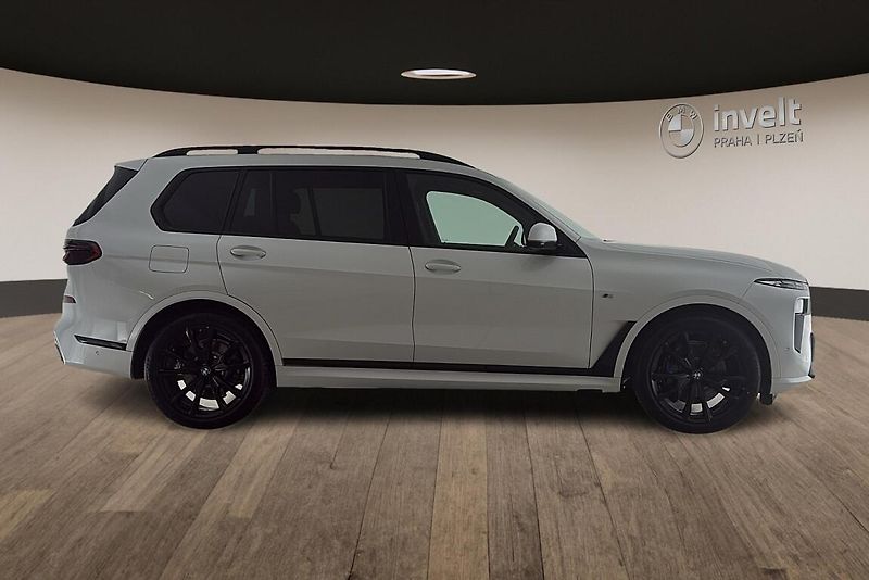 BMW X7 xDrive40d - fotka 2 z 25